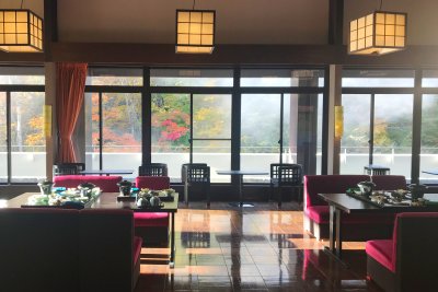 朝食会場（7階）からの紅葉